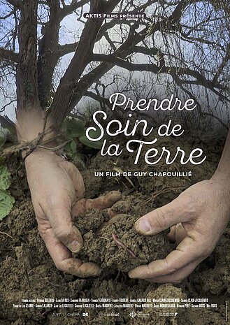 Affiche du film Prendre soin de la terre présentant des mains tenant une motte de terre qui contient un vers de terre. Au-dessus de ces mains, dans le prolongement des bras, un grand arbre surplombe